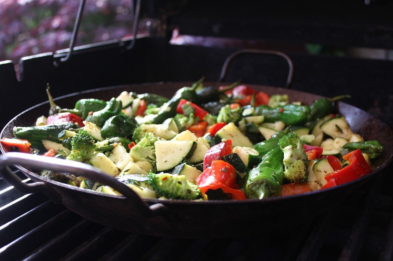 pan of fried vegetables on a stove as one of the sustainable resolutions in 2024 for the vertical farming blog