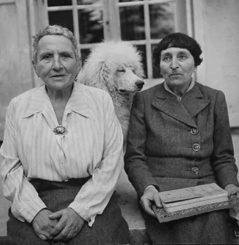 Alice B. Toklas (R) and Gertrude Stein (L)