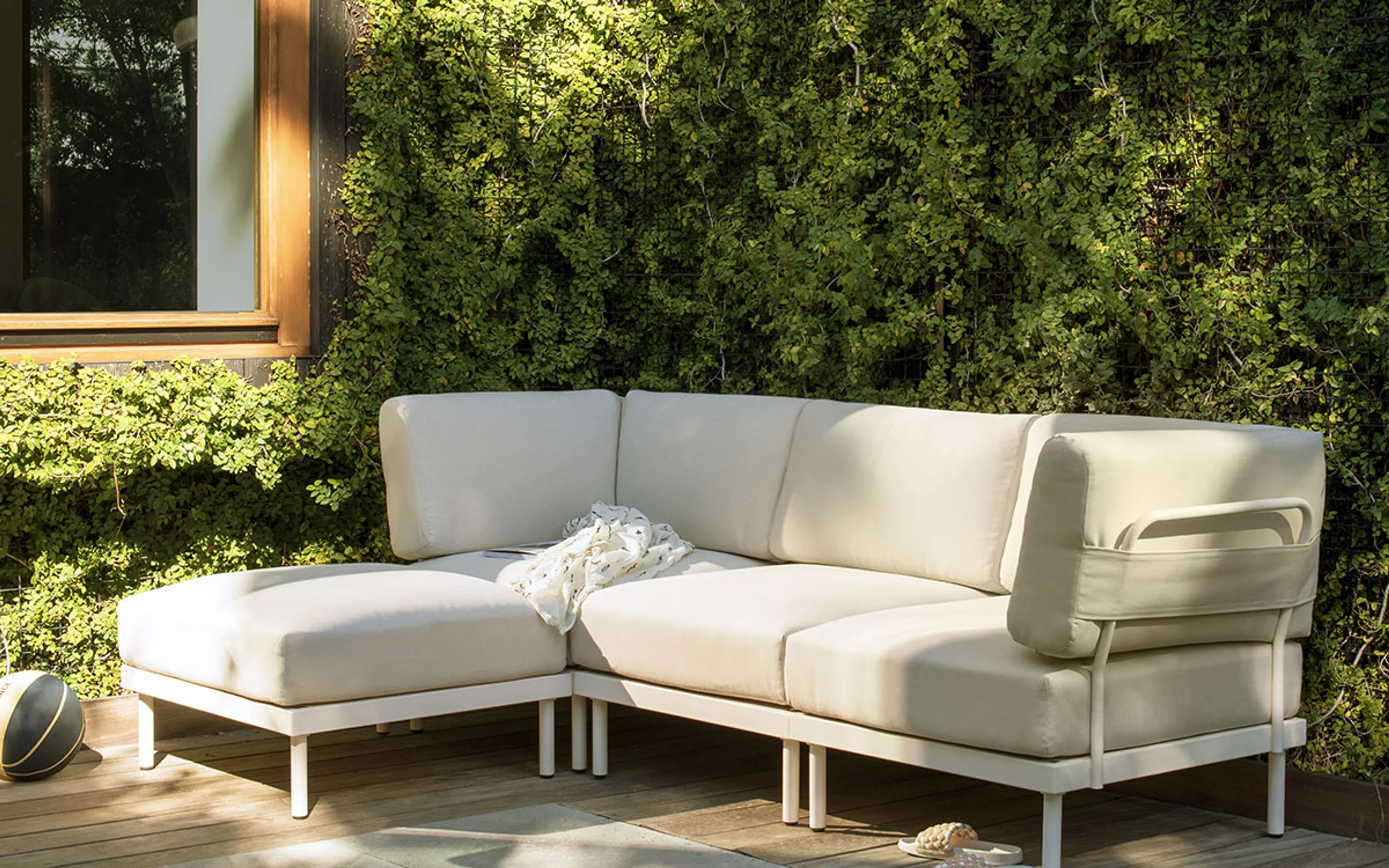 Relay Outdoor 4-Piece One Arm Sectional
