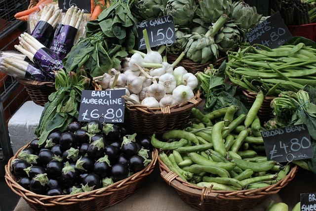 baskets filled with vegetables at a market as one of the sustainable resolutions in 2024 for the vertical farming blog