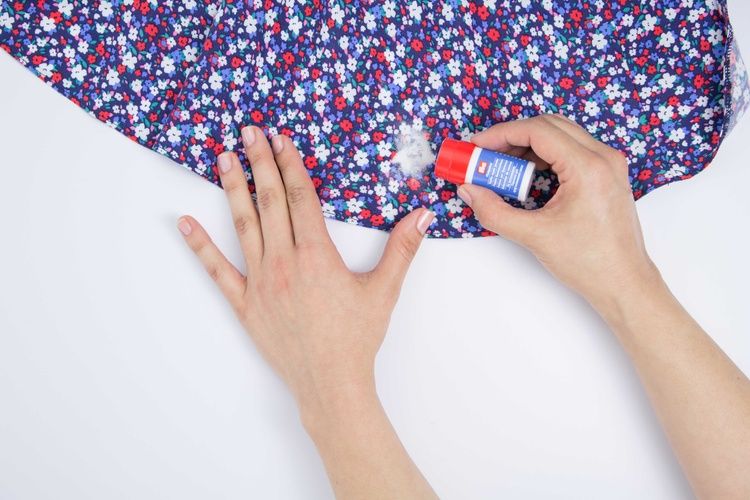 4 Reparieren-ohne-Naehen_Flickpulver_Blumenkleid-3.jpg