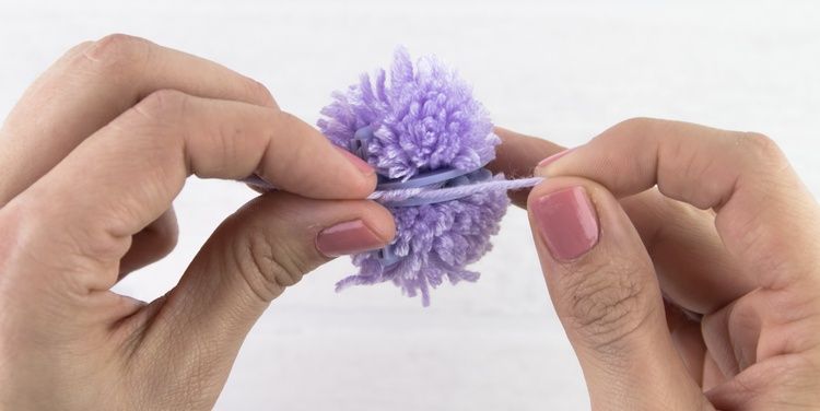 16_Kissen_Hase_mit Zackenlitze_Hasensilhouette__Garn_um_Pompon_wickeln.jpg