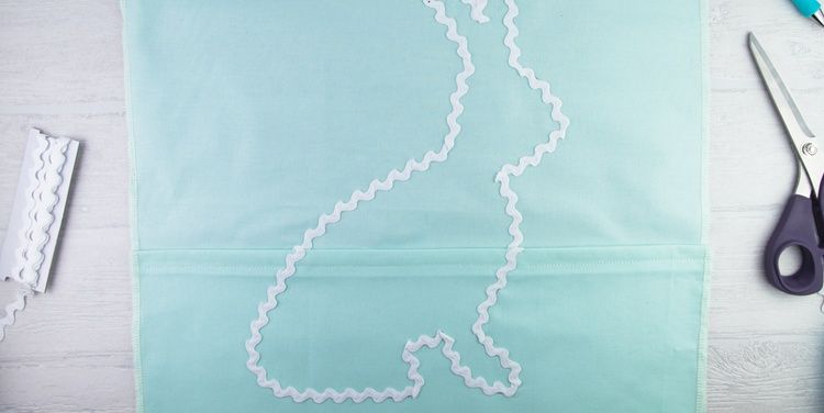 11__Kissen_Hase_mit Zackenlitze_Hasensilhouette_fertig.jpg