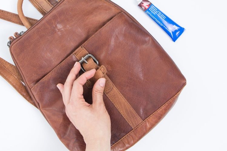2Reparieren-ohne-Naehen_Lederkleber_Lederrucksack-15b35feac275f3.jpg