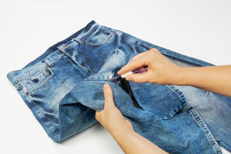 1 Tutorial Upcyclingidee Schürze aus Jeans - Naht auftrennen.jpg