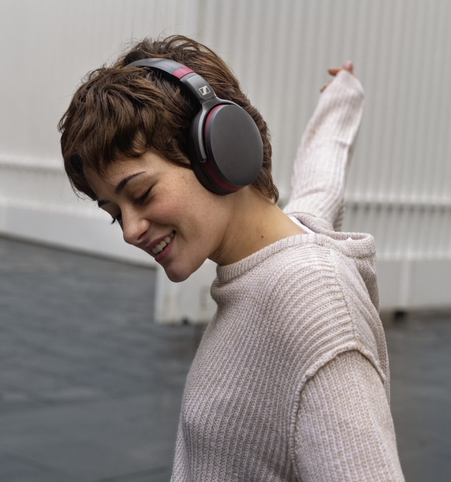 Mujeres escuchando música con el HD 458BT