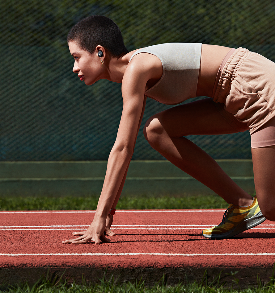 track and field athlete with earbuds Sennheiser 