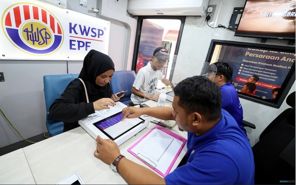 Petugas KWSP sedang melayan pelanggan di dalam pejabat bergerak KWSP