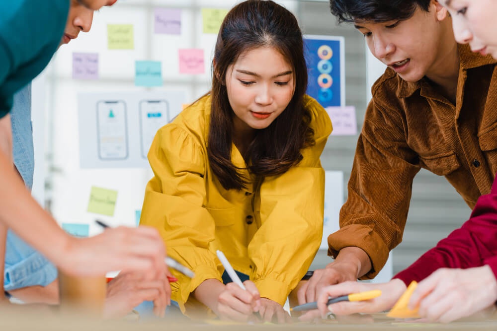 Sesi brainstorming dalam kerja berpasukan di dalam ruang mesyuarat 