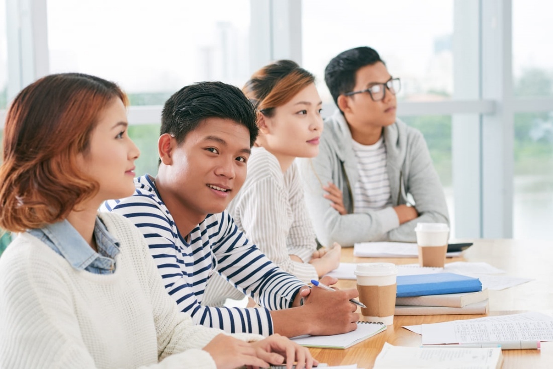 Empat orang guru tampak serius ketika berdiskusi soal penyusunan RPP. (Sumber: Envato)