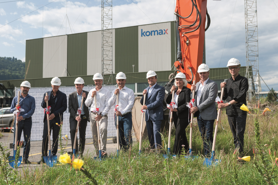 The participants at the ground-breaking ceremony are delighted that construction work can now start after almost three years of preparation (l-r): Pete Widmer, Construction Economist and Senior Construction Manager, Büro für Bauökonomie; Bruno Amberg, Executive Board, Gebr. Amberg Bauunternehmung AG; Stefan Dellenbach, Senior Consultant Construction Development, Basler & Hoffmann West AG; Thomas Burch, Project Manager new-build  Dierikon, Komax; Matijas Meyer, CEO Komax Group; Andreas Wolfisberg, CFO Komax Group, Alexandra Lang, Vice-Chairwoman Dierikon Council; André Amberg, Executive Board, Gebr. Amberg Bauunternehmung AG, Niklaus Graber, Architect, Graber & Steiger