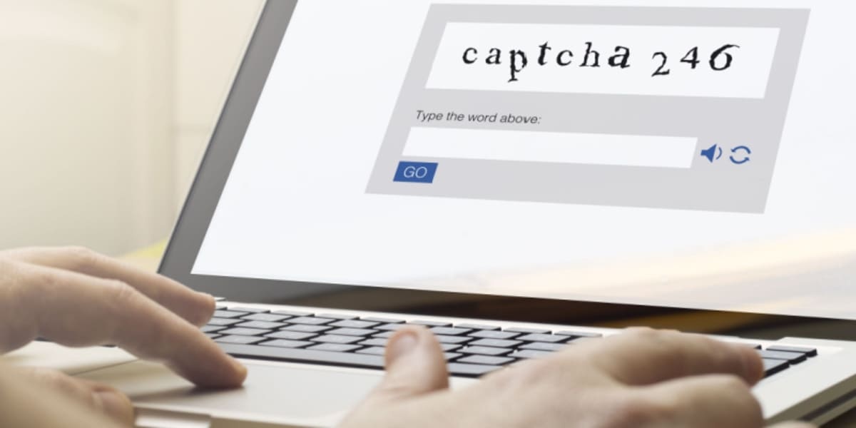 Seorang wanita sedang mengisi kode captcha untuk mengakses website.