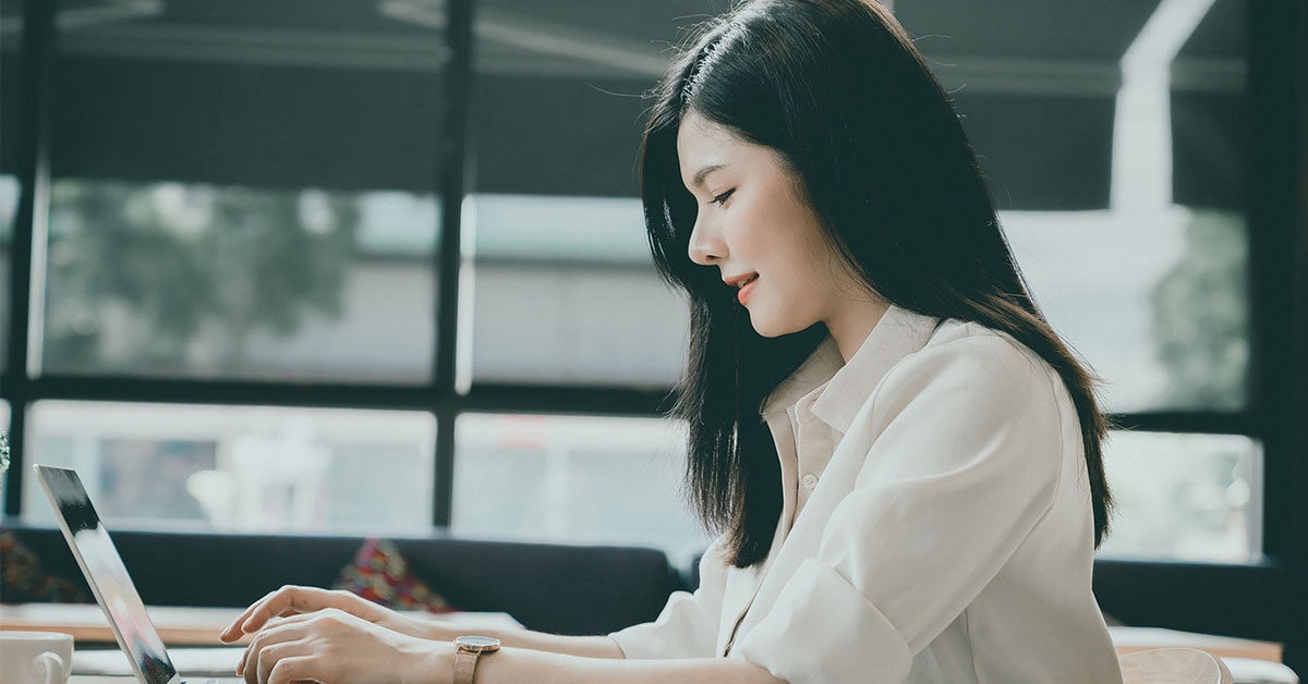 A jobseeker browsing best fonts for her resume