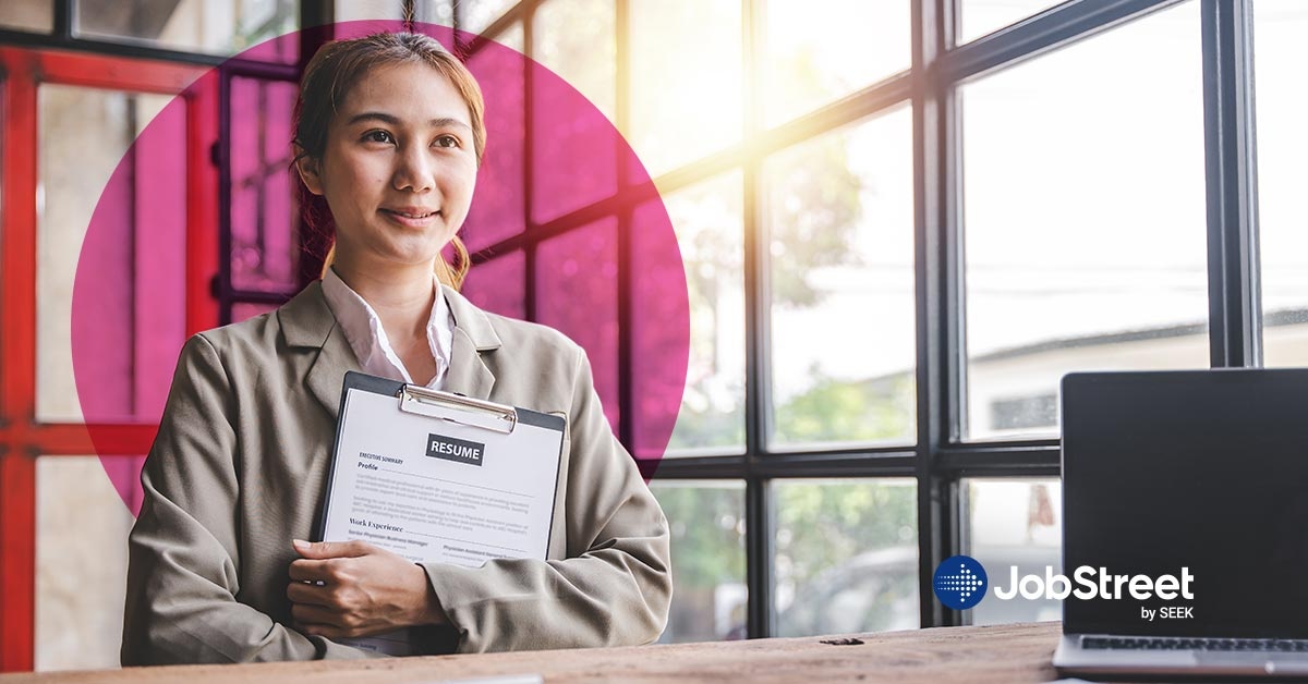 A jobseeker holding her resume preparing for her job interview