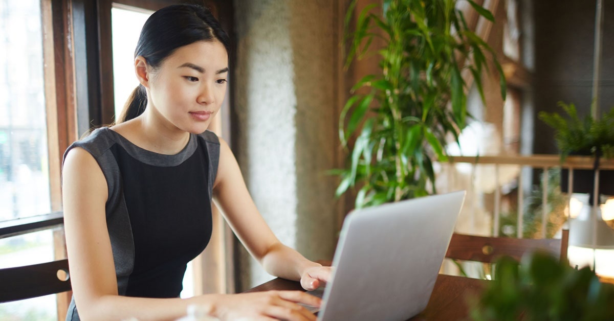 A freelance worker working in a cafe