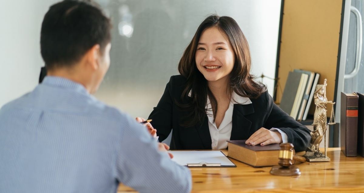 Seorang calon karyawan wanita tampak bahagia setelah berhasil menyelesaikan interview user dengan baik. (Sumber: Envato)