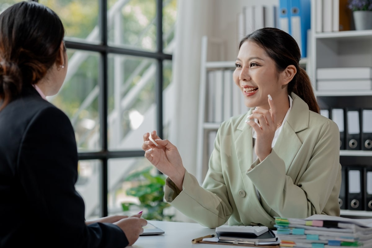 Seorang pelamar kerja wanita tampak bahagia setelah pesan pembatalan interview yang dia kirim diterima dengan baik oleh HRD. (Sumber: Envato)