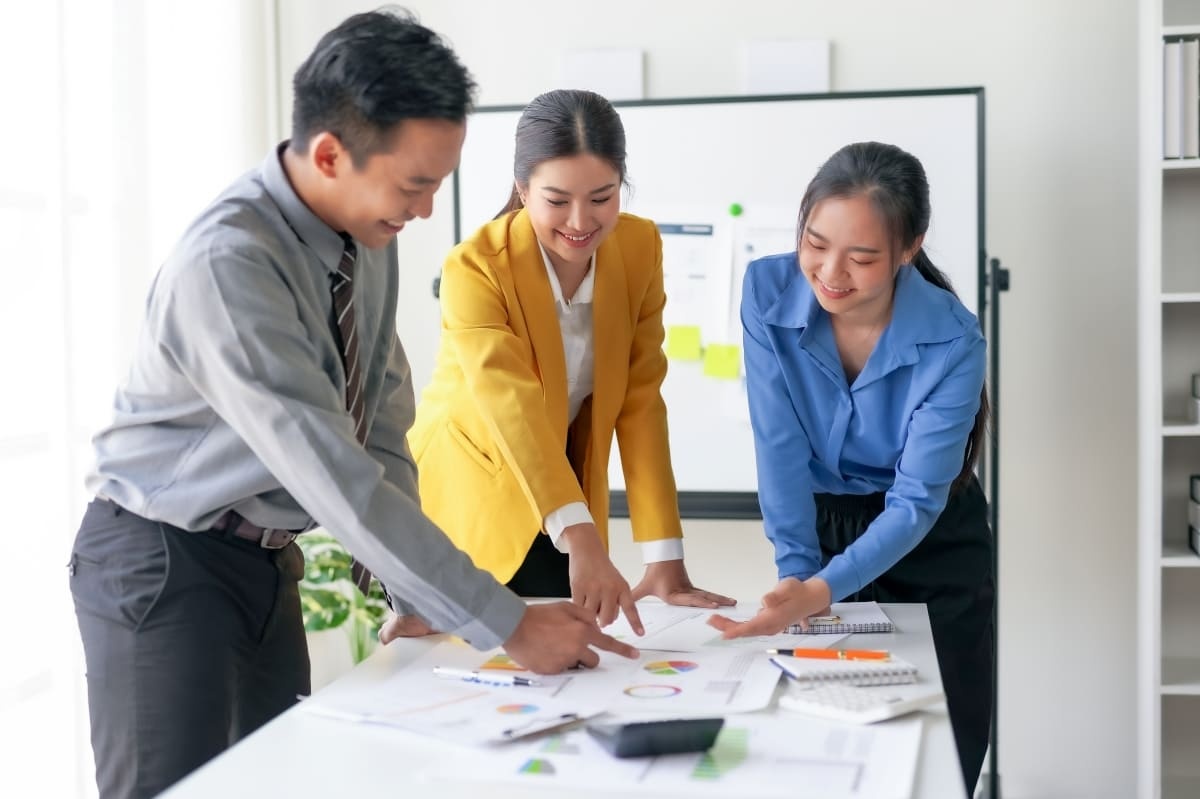 Suasana perusahaan yang menerapkan budaya kerja positif. (Sumber: Envato)