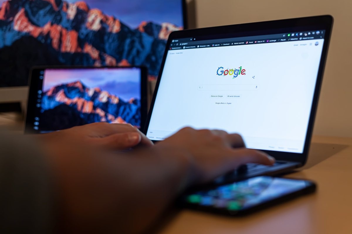 Seorang pria sedang mengakses Google Sites di laptop.