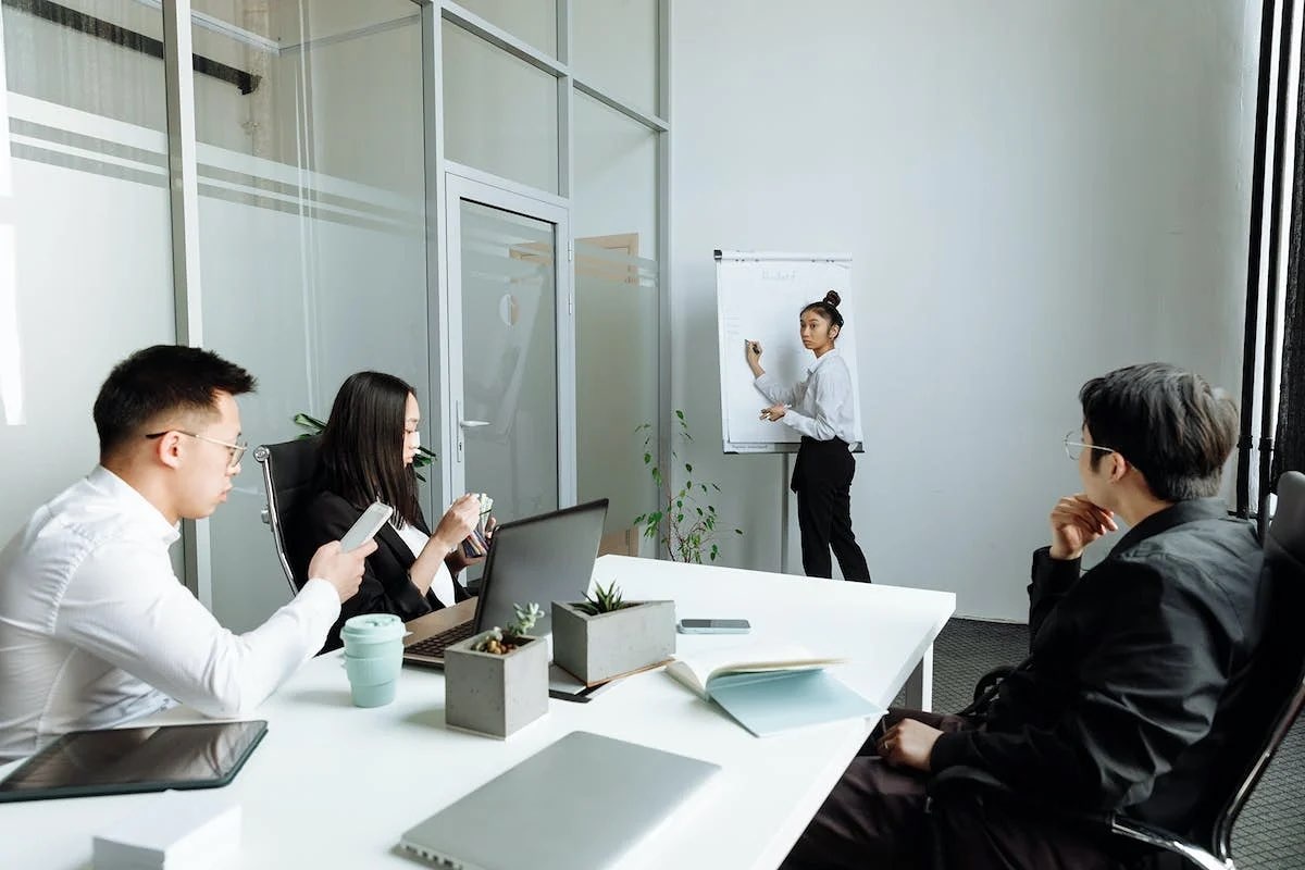 Suasana brainstorming empat orang karyawan di kantor.