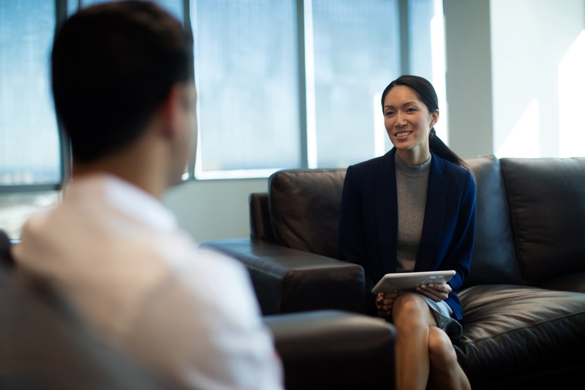 Seorang calon karyawan wanita sedang menjelaskan kekurangan dan kelebihdan diri saat interview kerja. (Sumber: Envato)