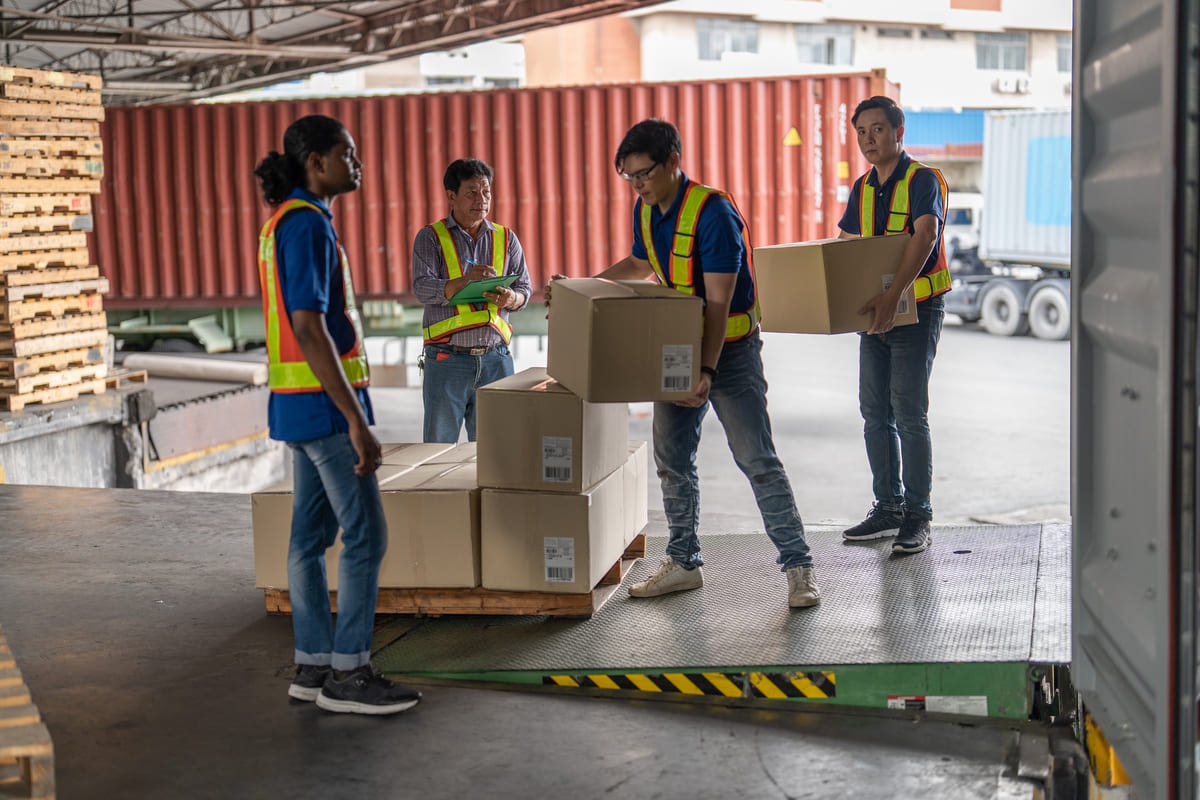 Suasana kerja di lingkungan ekspedisi.