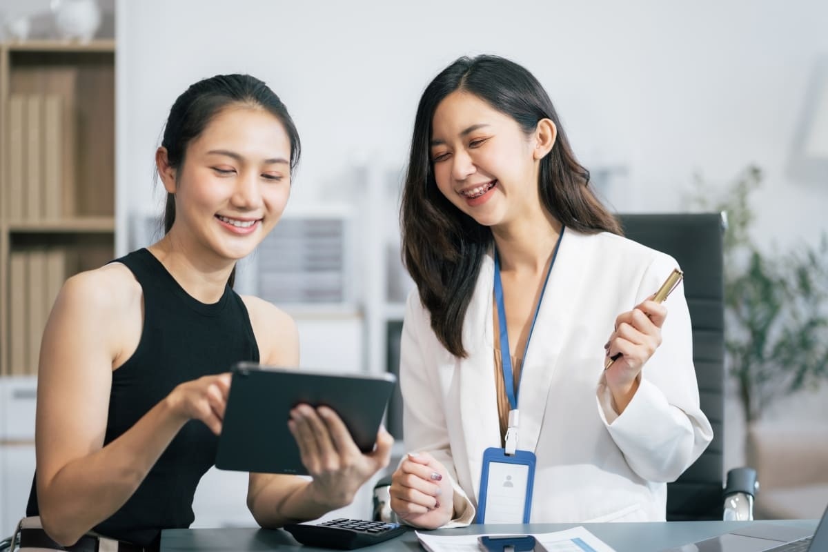 Dua orang karyawan wanita tampak tidak canggung berkolaborasi karena perusahaan menerapkan budaya kerja positif. (Sumber: Envato)