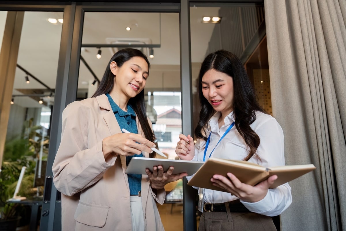 Dua orang jobseeker sedang berdiskusi soal penipuan lowongan kerja via WA. (Sumber: Envato)