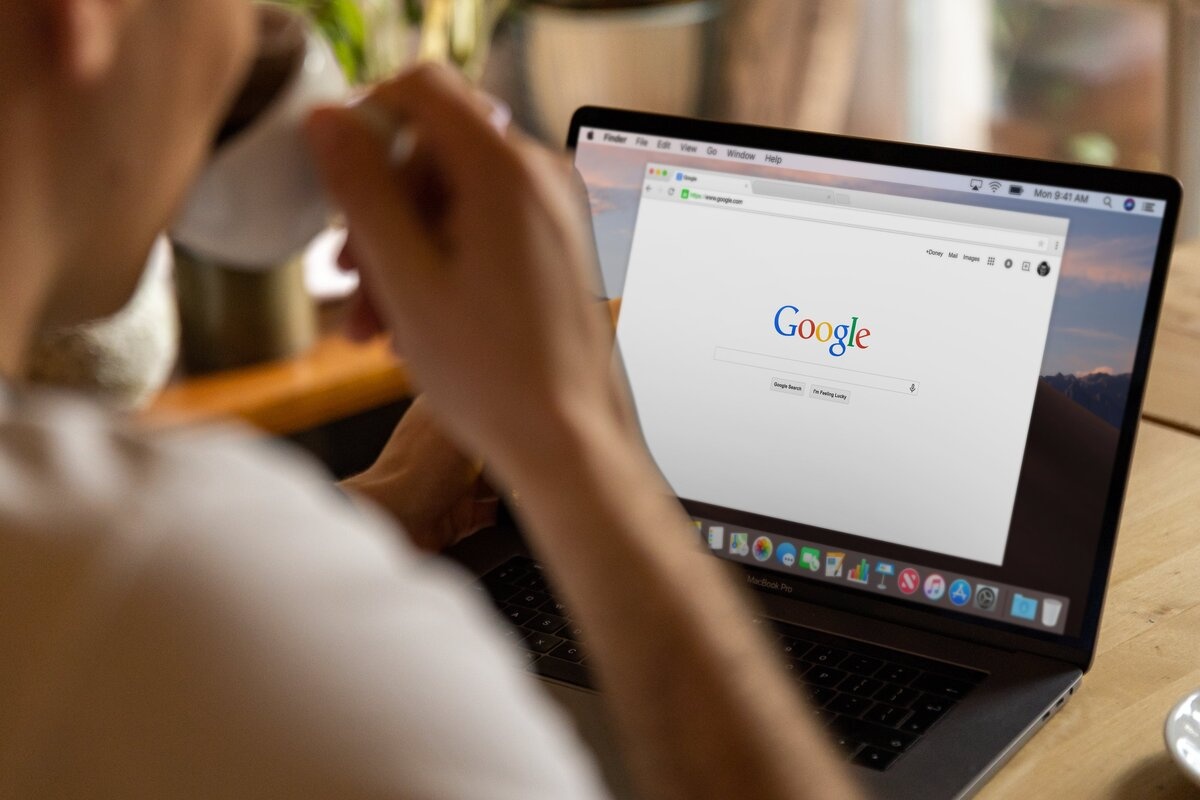 Seorang pria sedang mengakses Google Sites di laptop.