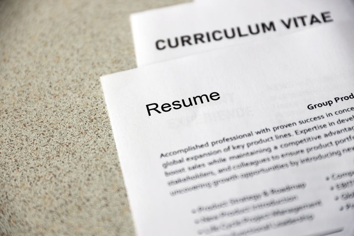 Ilustrasi dokumen daftar riwayat hidup yang biasa disebut Curriculum Vitae (CV) dan resume.