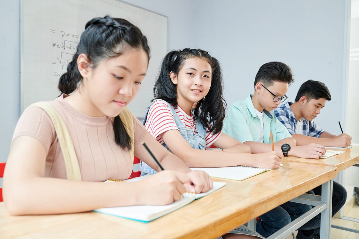 Empat orang fresh graduate sedang mengerjakan tes psikotes gambar orang. (Sumber: Envato)