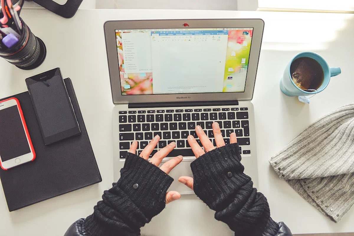 Seorang wanita sedang berusaha menghilangkan garis merah di word 2023. (Sumber : Unsplash)