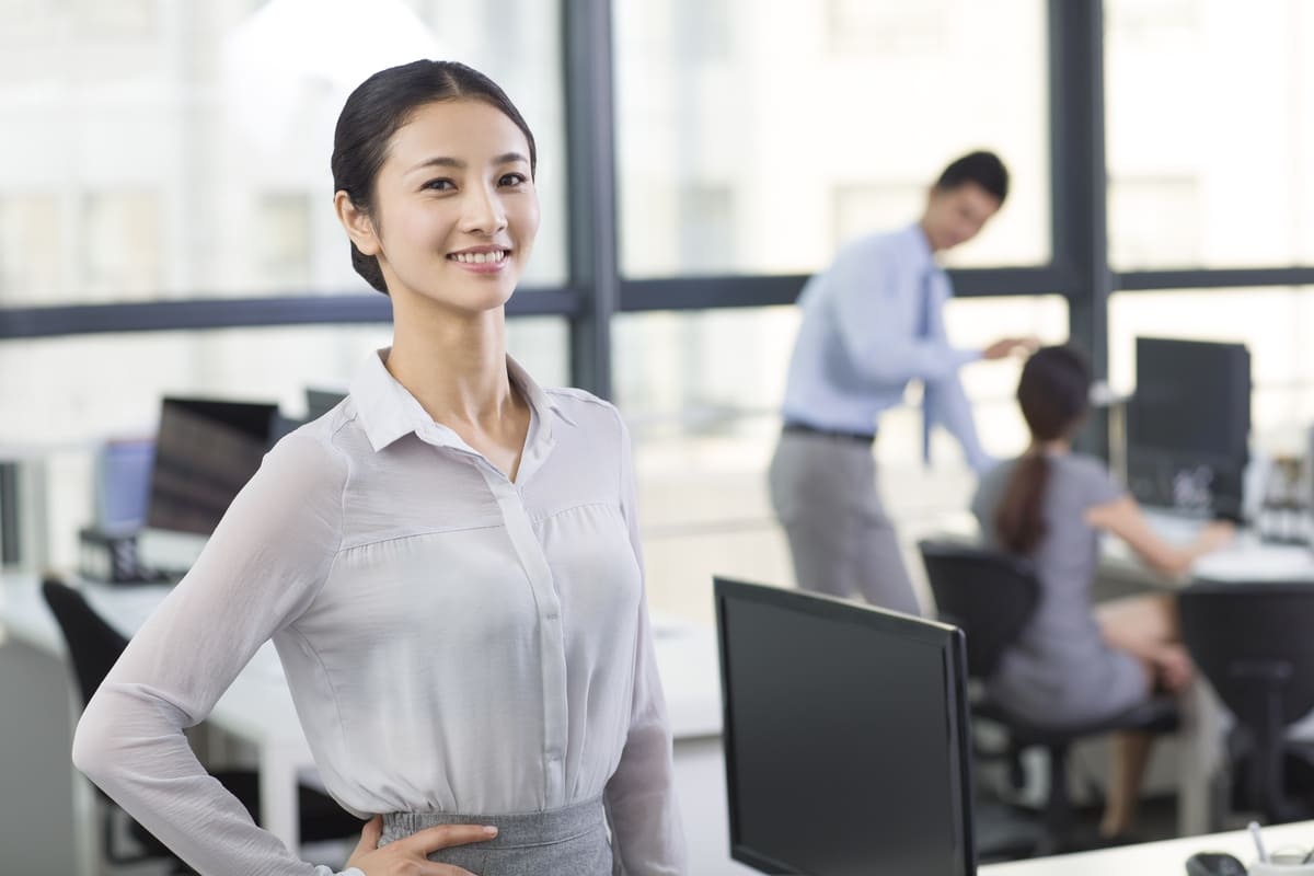 Seorang karyawan wanita yang punya kepribadian extrovert tampak percaya diri di tempat kerja.