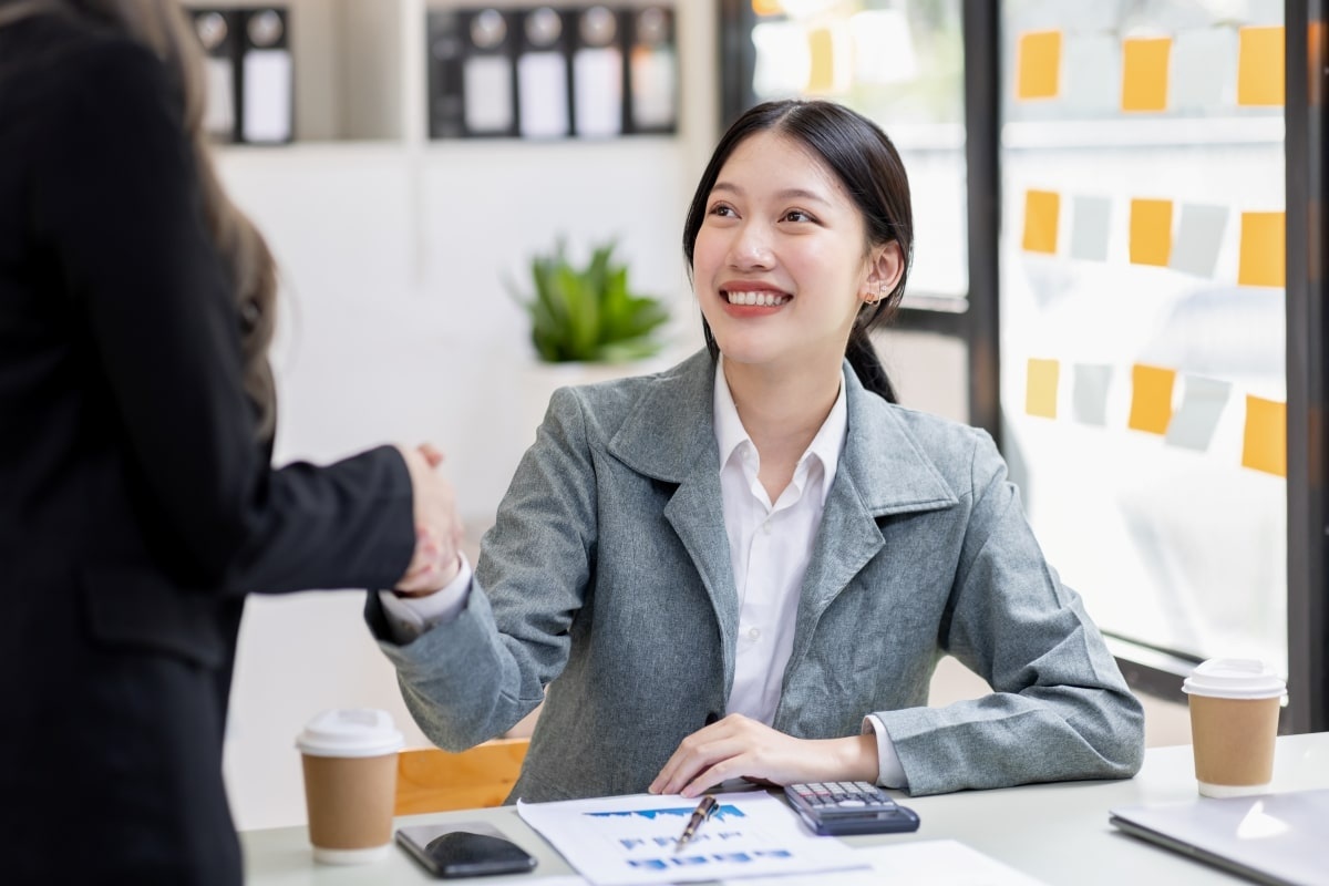 Seorang pelamar kerja wanita tampak bahagia setelah mengisi form expected salary dengan tepat. (Sumber: Envato)