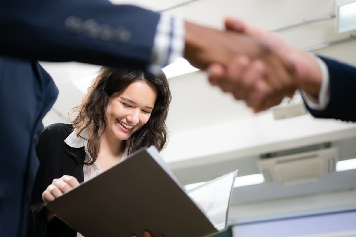 Seorang wanita sedang membaca dokumen Service Level Agreement atau SLA. (Sumber: Envato)