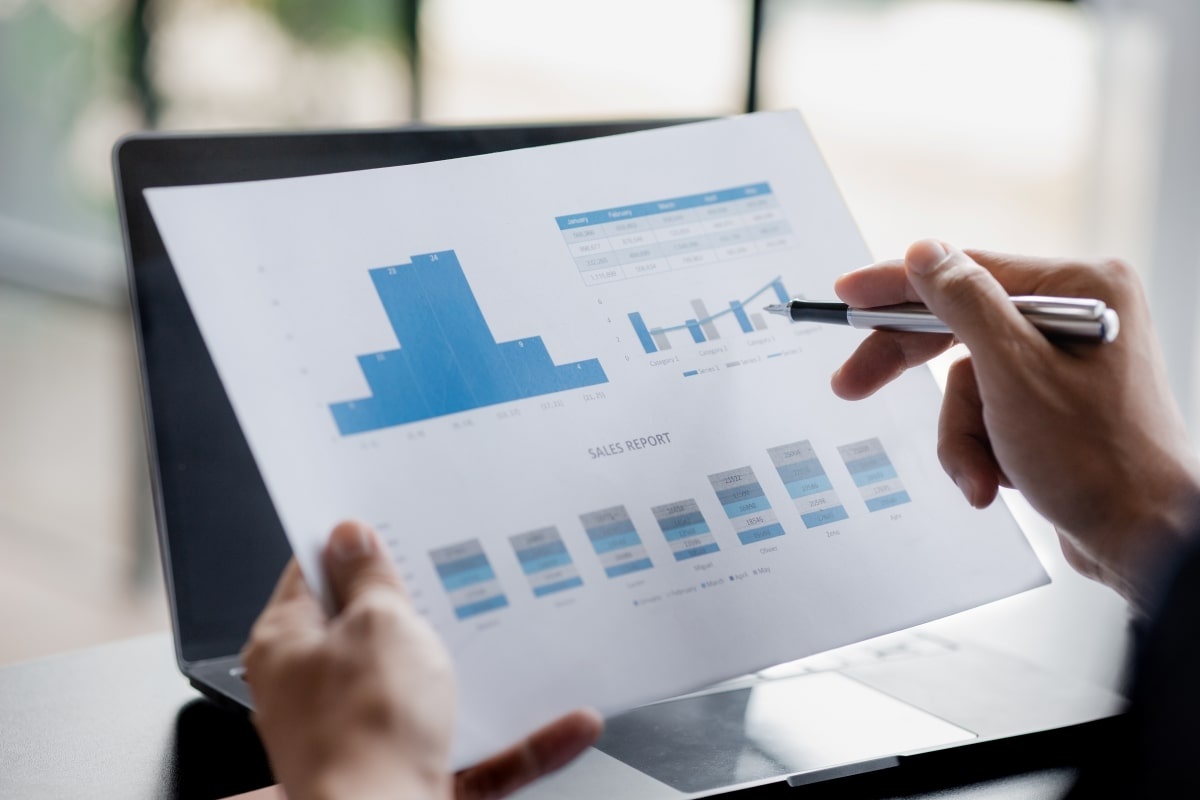 Ilustrasi seorang project manager sedang memantau jadwal proyek menggunakan Gantt Chart. (Sumber: Envato)