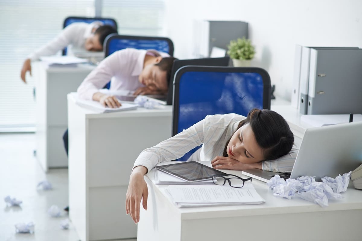 Tiga orang karyawan tertidur ketika jam kerja.