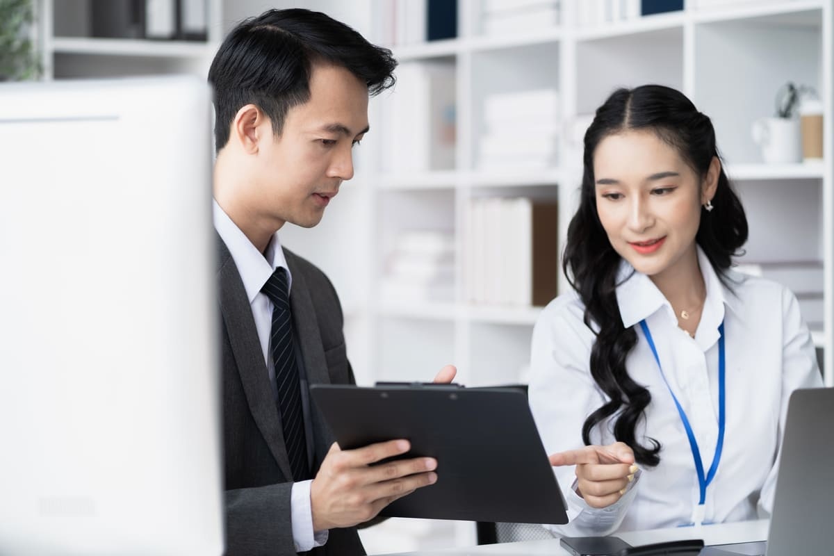 Dua orang karyawan sedang mengerjakan jobdesk masing-masing. (Sumber: Envato)