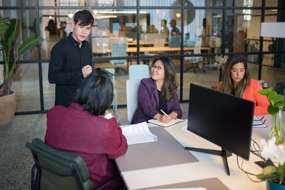 Seorang pemimpin perusahaan yang visioner sedang memandu rapat di kantor.