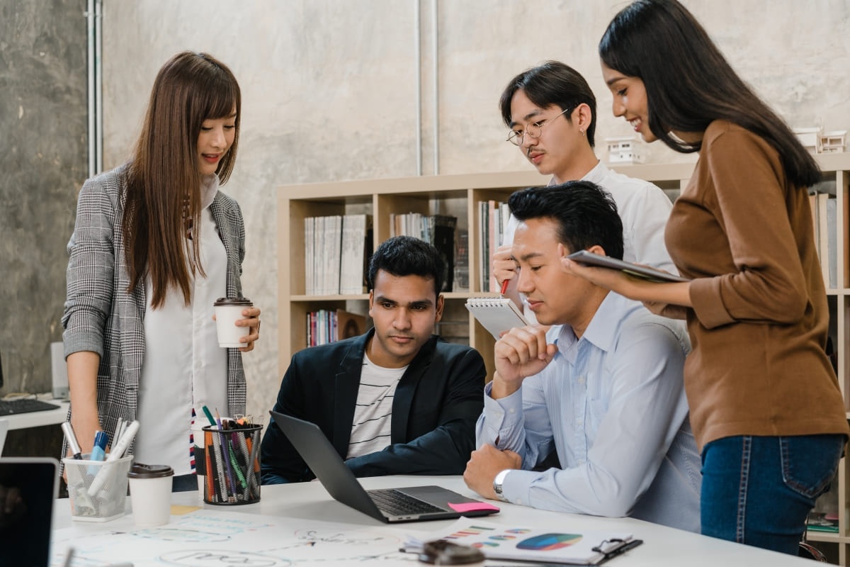 Lima karyawan sedang melakukan evaluasi teamwork di kantor. (Sumber: Envato)