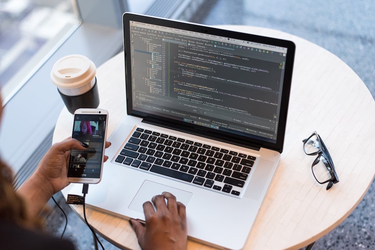 Seorang pria sedang bekerja secara online dari rumah sebagai software engineer.