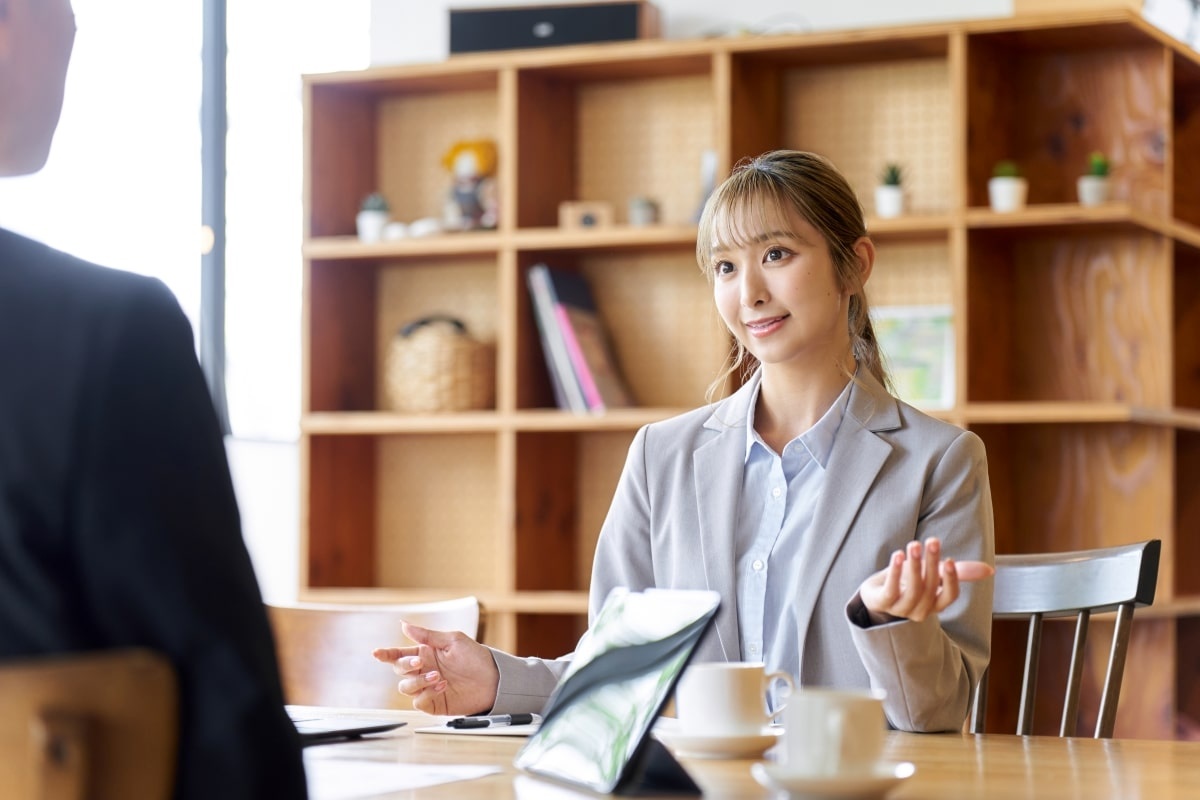 Seorang calon karyawan wanita tampak sangat bersemangat ketika menjawab pertanyaan interview kerja. (Sumber: Envato)