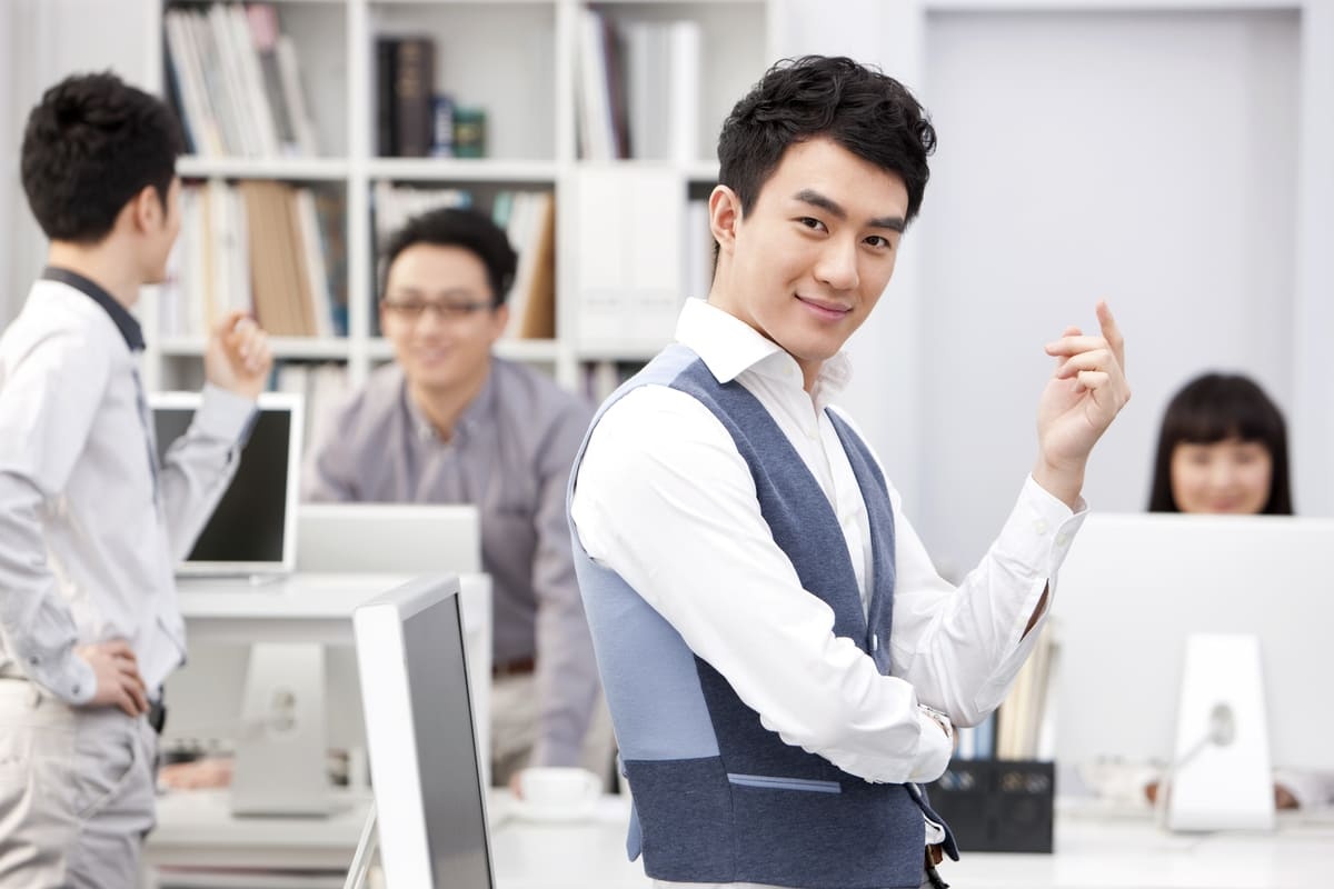 Seorang karyawan dengan kepribadian ambivert tampak percara diri di lingkungan kerja. (Sumber : Envato)