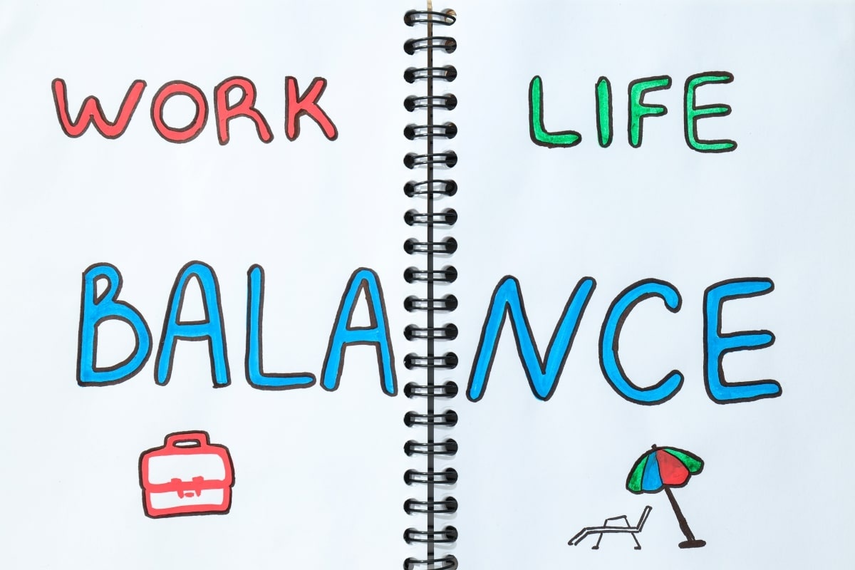 Ilustrasi work life balance di atas kertas. (Sumber: Envato)