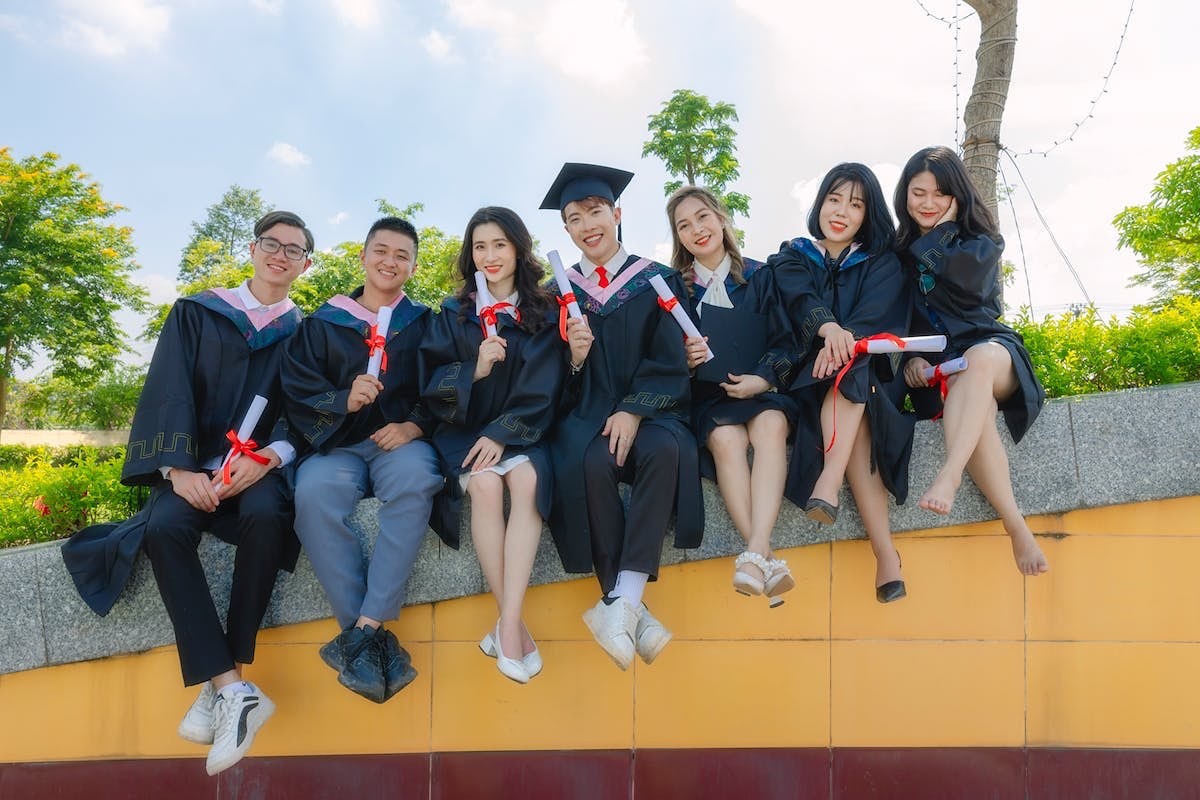 Foto kelulusan mahasiswa yang melanjutkan pendidikan dengan beasiswa S2 dalam negeri.