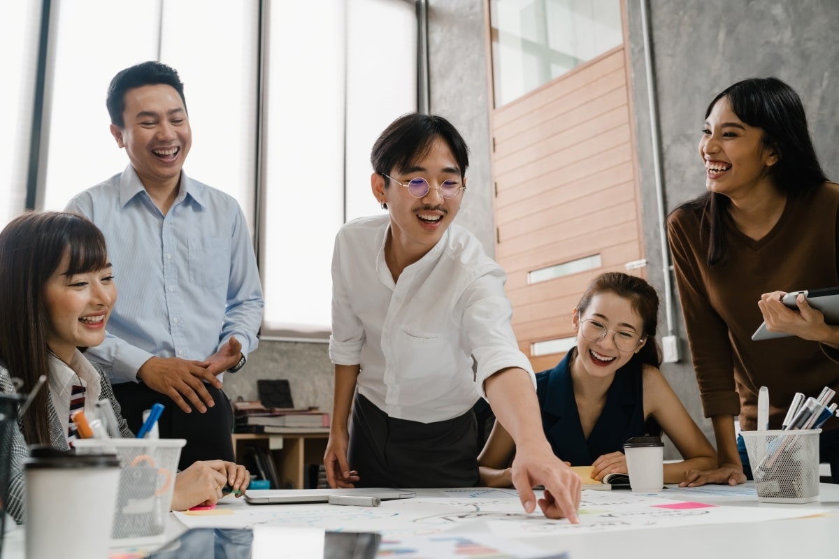 Suasana diskusi lima orang karyawan yang punya pola pikir growth mindset. (Sumber: Envato)