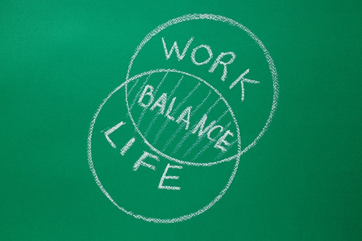 Ilustrasi work life balance di papan tulis. (Sumber: Envato)