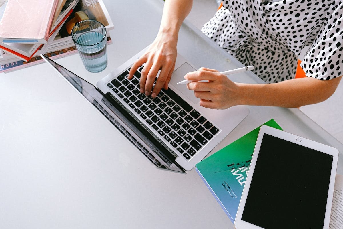 Seorang wanita sedang mengakses Google Data Studio atau Google Looker Studio di laptop.