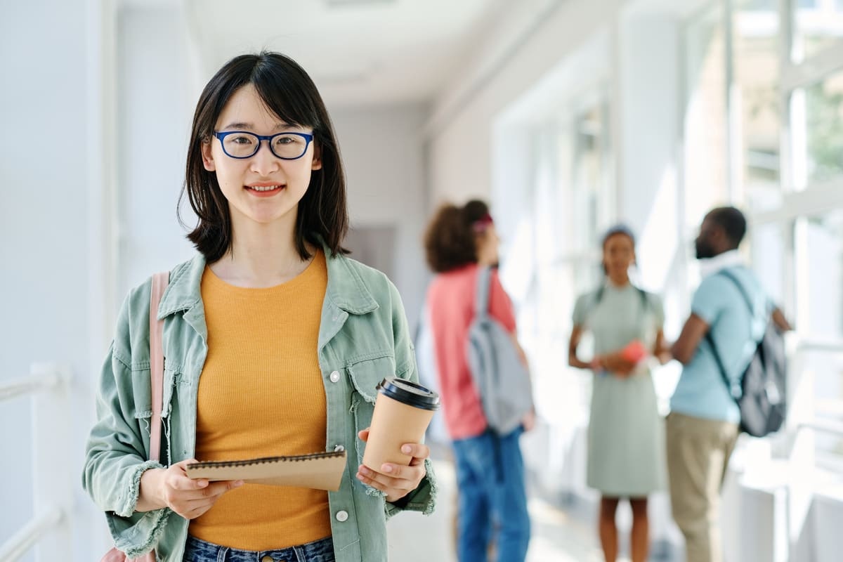 Seorang wanita tampak percaya diri setelah memutuskan mengambil gap year. (Sumber : Envato)