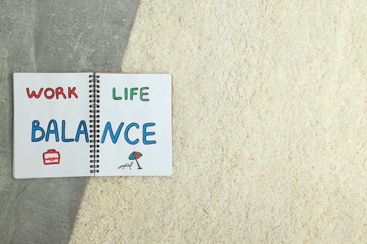 Ilustrasi work life balance di atas buku notes. (Sumber: Envato)